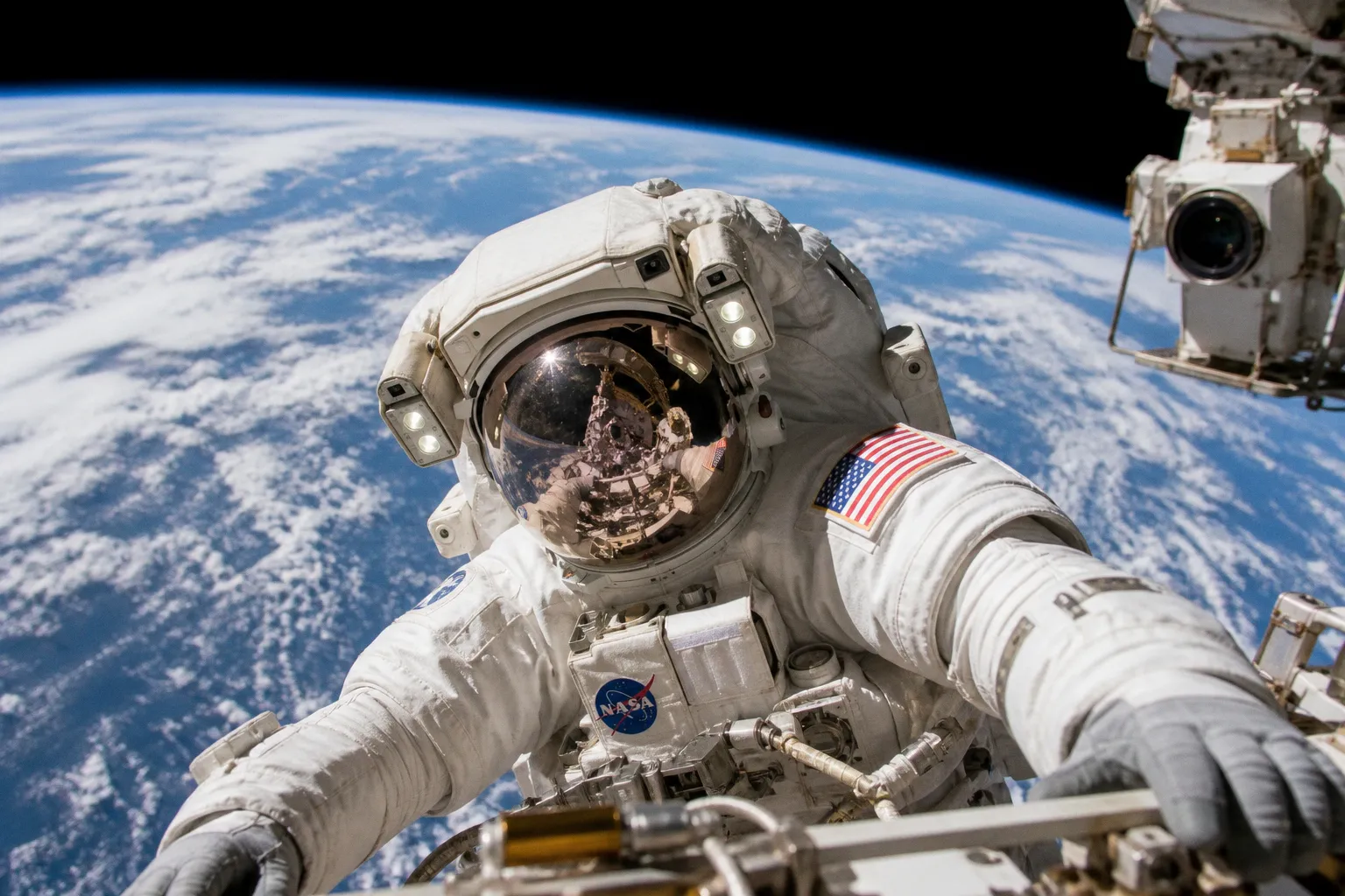 Астронавты NASA вышли в открытый космос: что скрыто за коротким сообщением