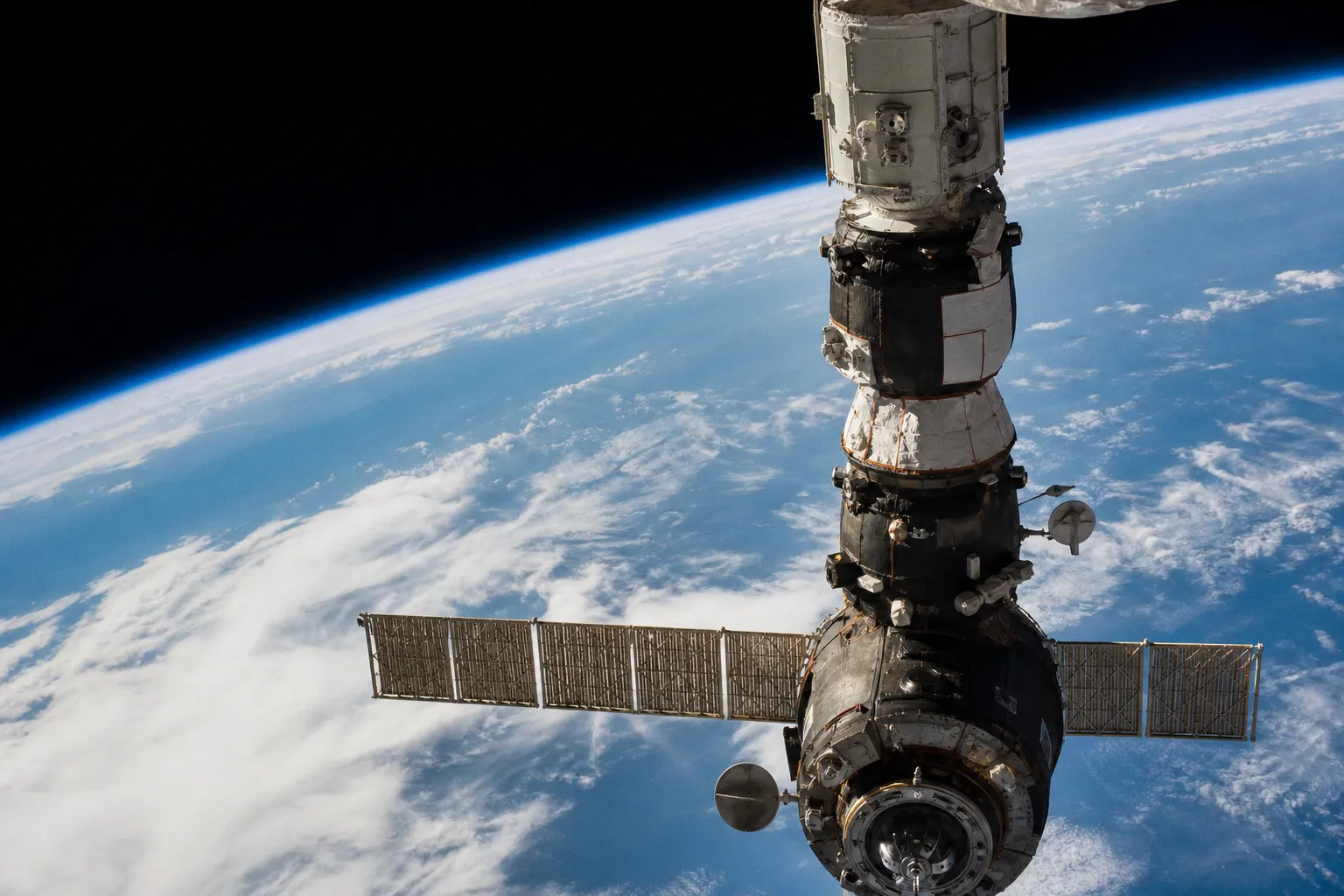 Будущее спутниковой связи: от Starlink к управлению дронами