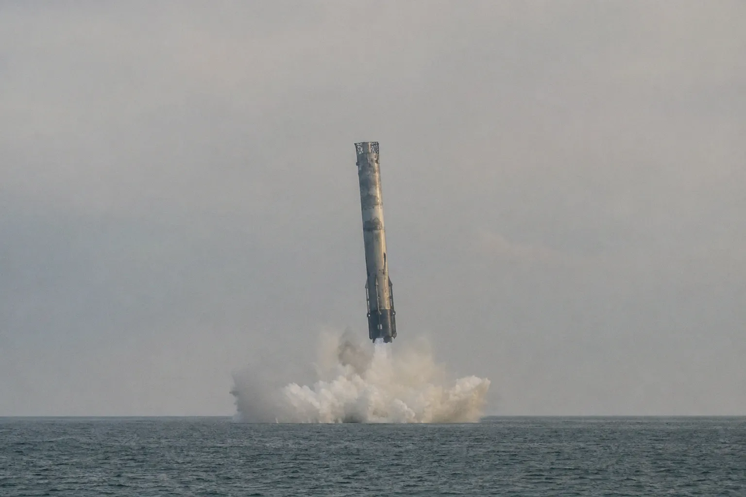 Вторая ступень Starship совершила мягкое приводнение: что известно на самом деле